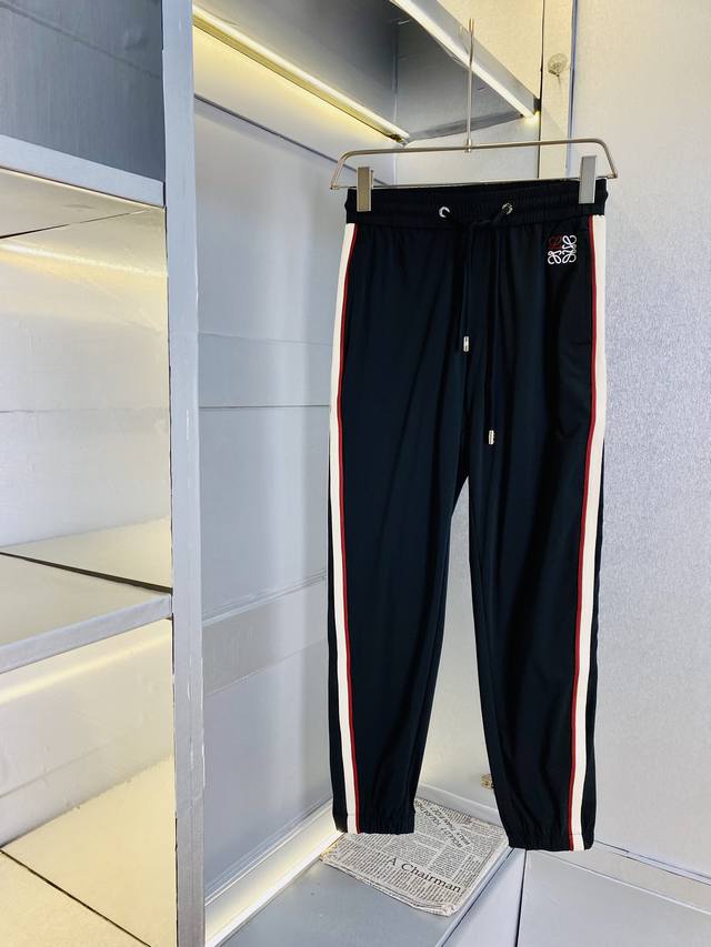 官网原单货 可穿220斤罗意威Loewe 简约时尚 早春款休闲裤卫裤松紧裤九分裤速干裤身穿着非常舒适 低调不失奢华 穿出去非常有档次,裤型款式和裁剪亦无需多言