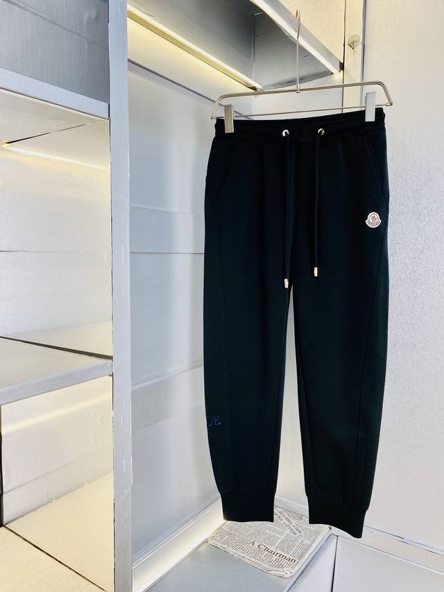 官网原单货 可穿220斤蒙口Moncler 简约时尚 早春款休闲裤卫裤松紧裤九分裤身穿着非常舒适 低调不失奢华 穿出去非常有档次,裤型款式和裁剪亦无需多言 上身
