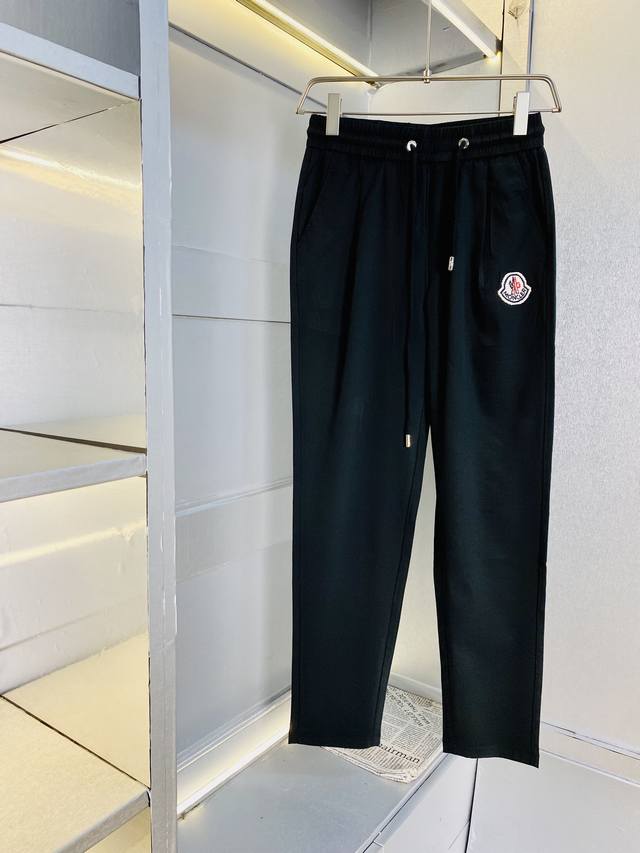 官网原单货 可穿220斤蒙口Moncler 简约时尚 早春款休闲裤卫裤松紧裤长裤直筒裤身穿着非常舒适 低调不失奢华 穿出去非常有档次,裤型款式和裁剪亦无需多言
