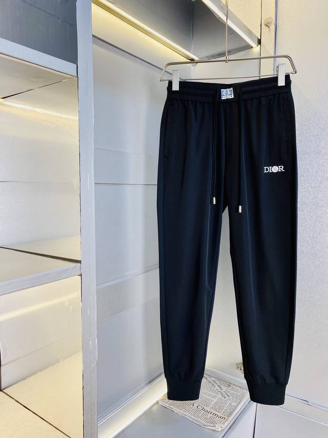 官网原单货 可穿220斤迪奥Dior 简约时尚 早春款休闲裤卫裤松紧裤九分裤身穿着非常舒适 低调不失奢华 穿出去非常有档次,裤型款式和裁剪亦无需多言 上身精致跃