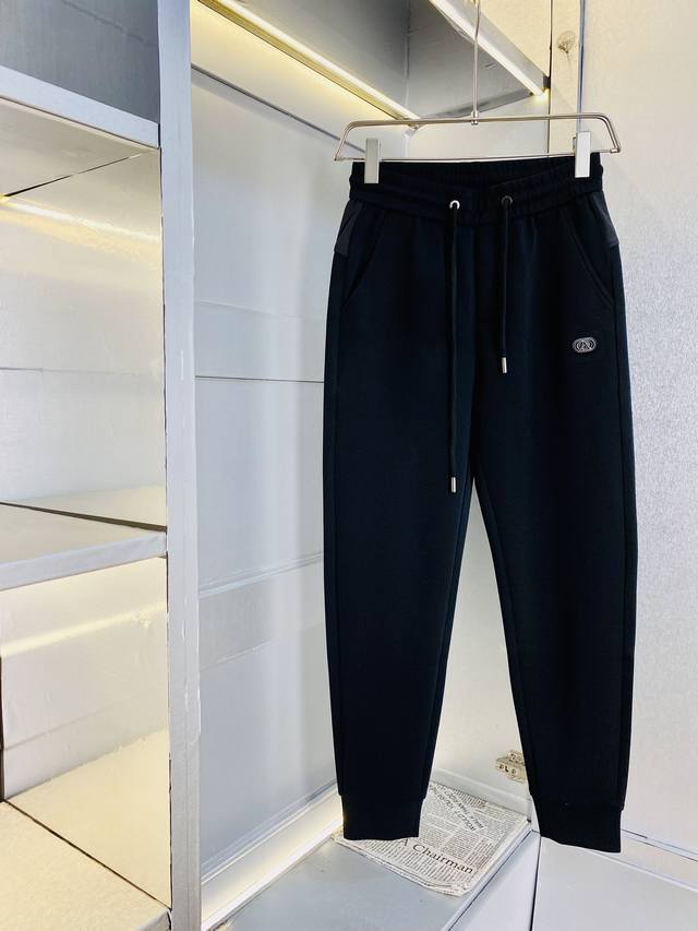 官网原单货 可穿220斤华伦天奴Valentino 简约时尚 早春款休闲裤卫裤松紧裤九分裤身穿着非常舒适 低调不失奢华 穿出去非常有档次,裤型款式和裁剪亦无需多