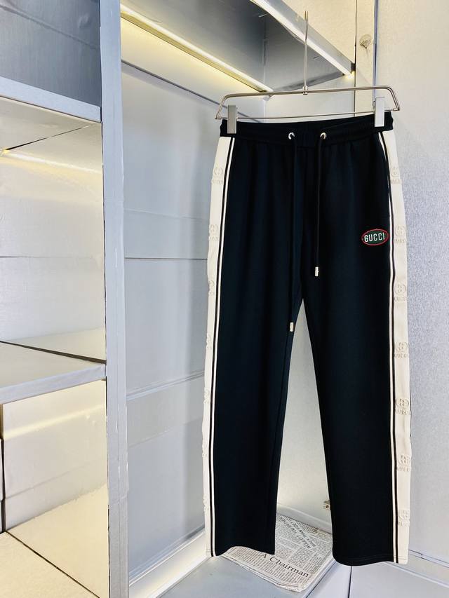 官网原单货 可穿220斤古奇Gucci 简约时尚 早春款休闲裤卫裤松紧裤长裤直筒裤身穿着非常舒适 低调不失奢华 穿出去非常有档次,裤型款式和裁剪亦无需多言 上身