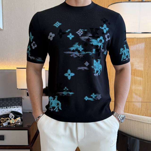 Lv -2025Ss秋冬半袖针织毛衫系列！休闲商务外穿 内搭必备款，精选上等-精纺桑蚕丝混纺面料，面料手感细腻，贴身舒适不扎肉，上身版型好 穿着保暖，专柜标志设