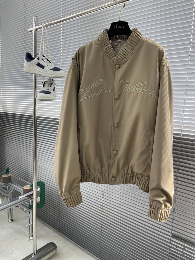 驴牌 新款束腰夹克取材轻盈斜纹棉质混纺，以利落格调重塑棒球夹克。胸前刺绣路易威登标识凸纹，后部 Marque L.Vuitton DéposéE 标签。织物罗纹