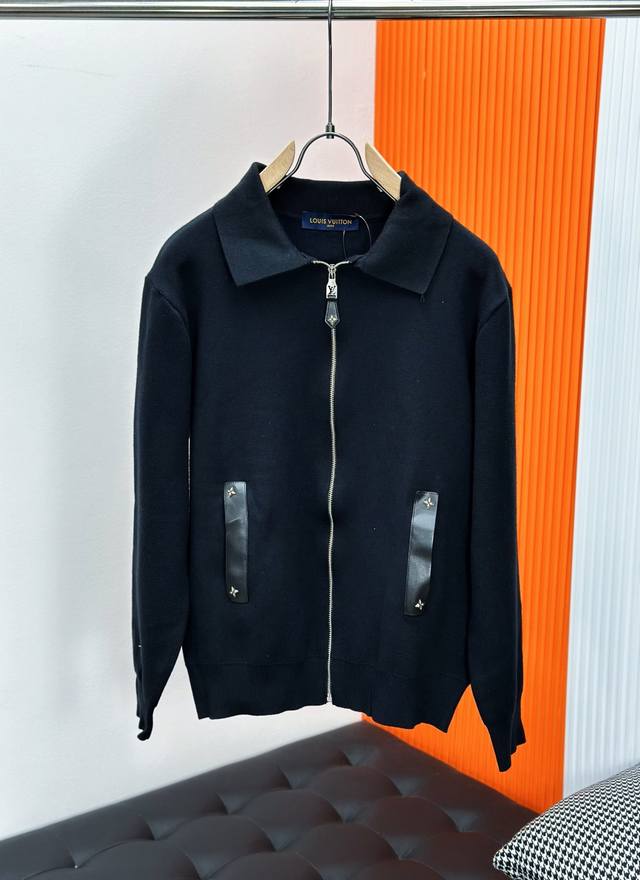 Louis Vuitton路易威登皮标针织羊毛拉链开衫 采用绵羊毛面料，面料舒适柔软，亲肤透气，镶边口袋，配有标识金属铆钉后部点缀标签，针织衬衫式衣领罗纹袖口和