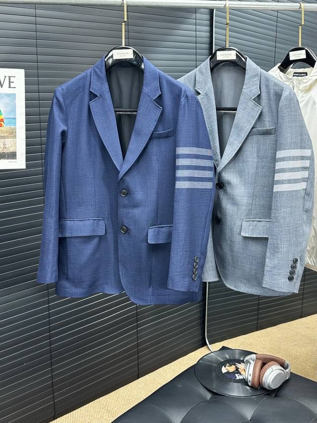 Tb汤姆布朗25Ss春夏薄款经典净色暗扣两粒西装西服，精致点缀，做工极其精湛，走线细密匀称，无多余线头，内里全包边，定制进口锦纶纤维混纺面料，修身有型的高品质时