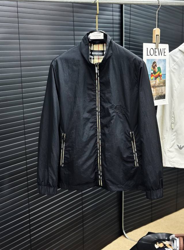 Bur巴宝莉2025春夏新品 环保可再生轻薄夹克外套#此款采用的面料为100%聚酯纤维，通过精工混纺之后的面料，手感细滑柔软，轻薄、透气性强，实用性，功能性，一