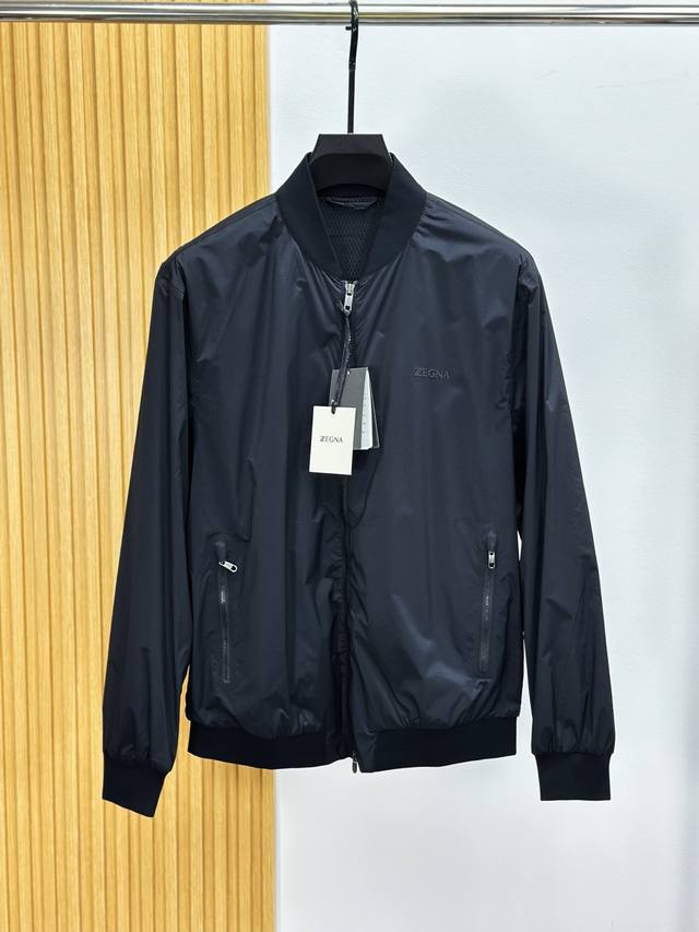 杰尼亚意式经典棒球领~Zz早秋薄款男士休闲夹克外套 柜上破W级别的王牌单品，不论品质还是版型 上身都很高级，日常基础穿搭 职场上班都可 很百搭的通勤款~很帅很精