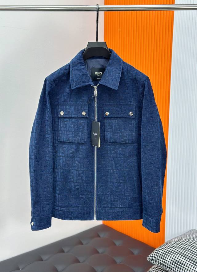 Fendi芬迪2025-25Ss 这款暗纹休闲时尚夹克外套，以其独特的魅力引领潮流风尚。外套表面采用了精致的暗纹设计，低调中透露出不凡的品味，适合追求个性与内涵