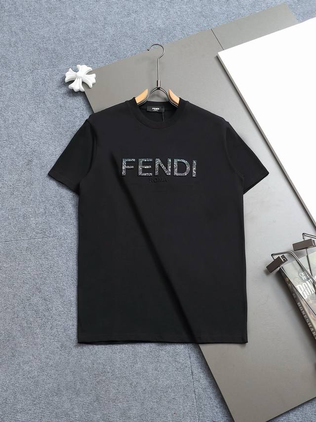 Fendi 芬迪 双Ff 字母凹凸兴隆工艺 Logo标识精致升级，灵感源自八十年代复古 原版面料 官方同款 短袖T恤 定制260克同缸染面料 手感非常舒服 春夏