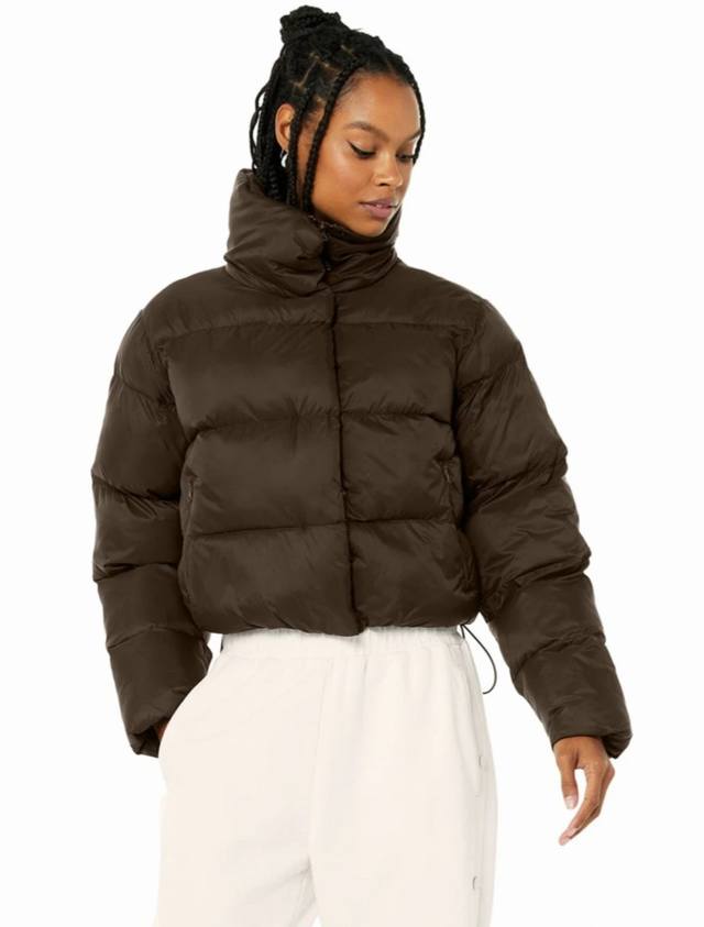 模特图# Alo Yoga 肯豆短款纯色立领棉服 选用小颗粒珍珠棉，水洗不成坨，蓬松度高，保暖性强，短款设计超显比例，小个子闭眼入，下摆定制抽绳，猪鼻扣，后背定