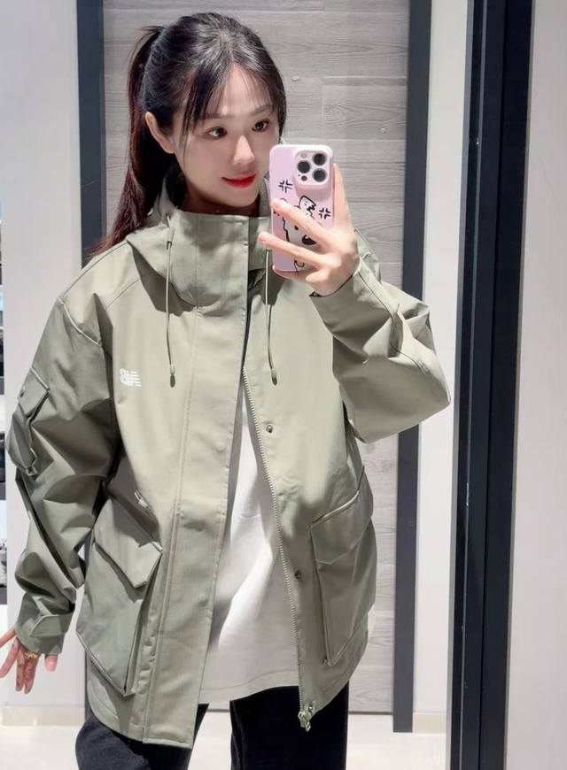 模特图# Nb 新百伦新款海外版工装情侣连帽夹克外套 Isn小红书爆款推荐 ，经典Logo搭配出永不过时的潮流感 面料采用专柜一致运动面料，类似科技面料，耐脏、