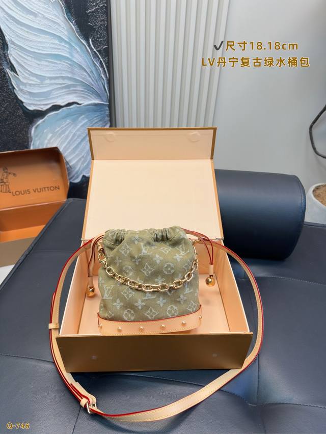 配全套礼盒 尺寸18.18Cm Lv丹宁复古绿牛仔水桶包 小水桶可以斜跨，牛仔色和Lv老花真的很配啊啊啊 夏日的休闲感这不就来了 很可爱小巧但不是小废包 . 配