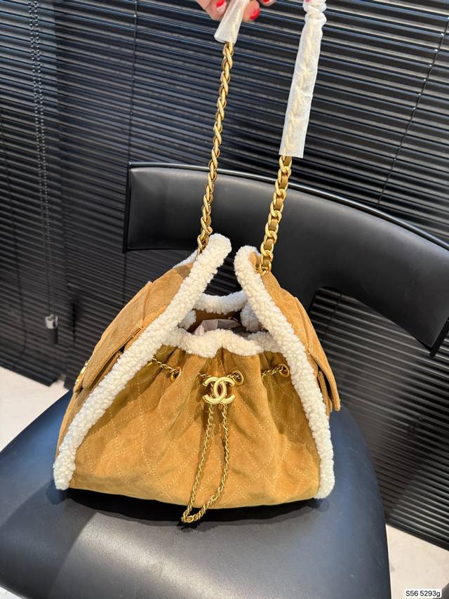 期待己久的香奈儿麂皮托特 时尚感十足，实用性也毫不逊色 无论是逛街、学会还是工作，都能成为你的最佳搭档 尺寸29 20 货号5293