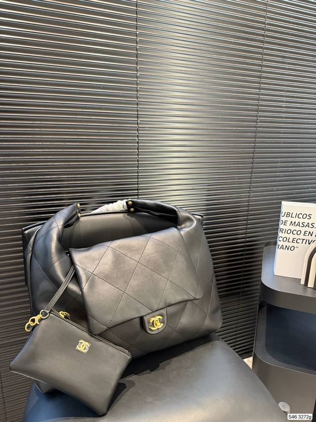 香奈儿腋下包 纯皮香奈儿托特 高级感满满的Tote配金链条的经典设计，大小刚好.喜欢高级感简单的姐妹一定要留 尺寸：42 28 货号3272