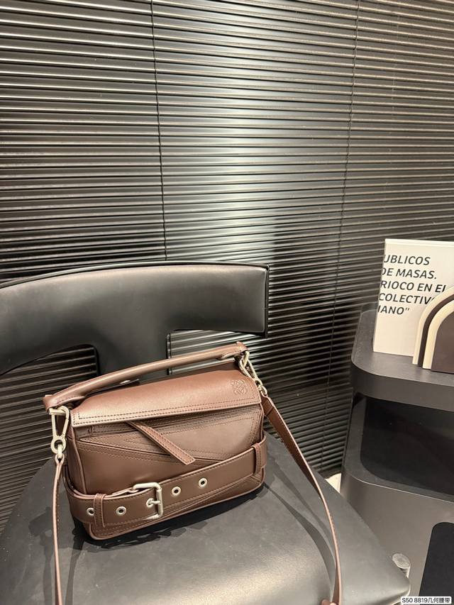 罗意威最酷的包 puzzle Biker 罗意威今年机车款新作，呼应puzzle十周年纪念版 装饰带及简章的设计，结合复古银色五金细节，使手袋酷感十足 特别开发