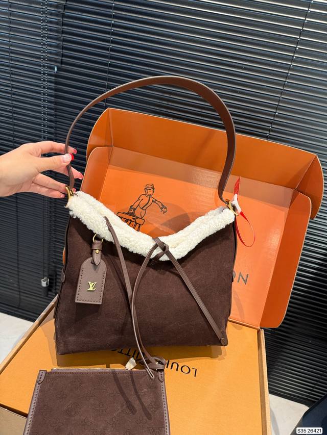 配折叠盒飞机盒 Carryall Lv新款，可斜挎、单肩。容量保证，敞口磁铁吸内扣取放平板小电脑非常方便，设计比Neverfull小巧、肩带够宽不那么勒;比Gr