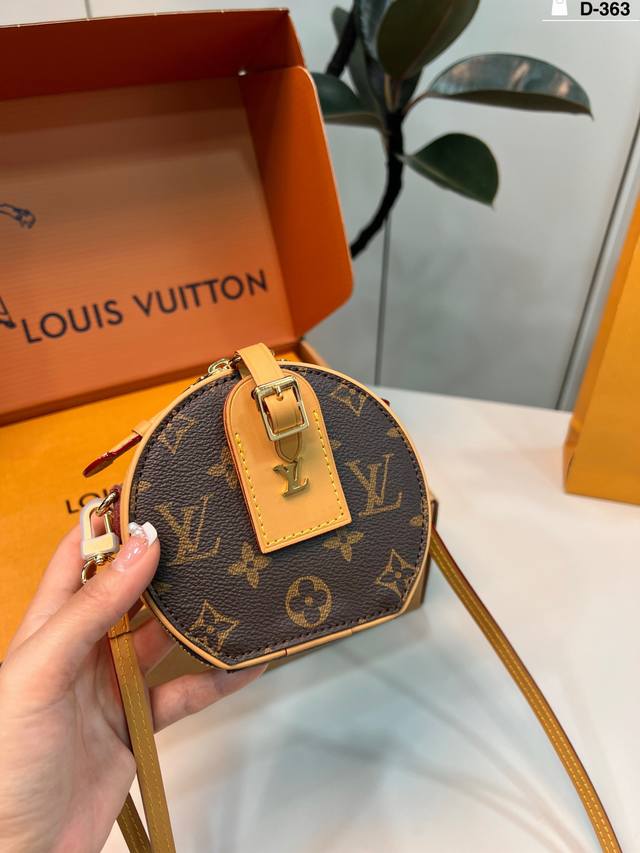 芯片版本 D-363尺寸13×12折叠盒 Lv 路易威登 圆饼包 这只俗称软圆饼，是以经典帽盒为原型，圆形包一直都很流行，容量也是非常大，贼能装。