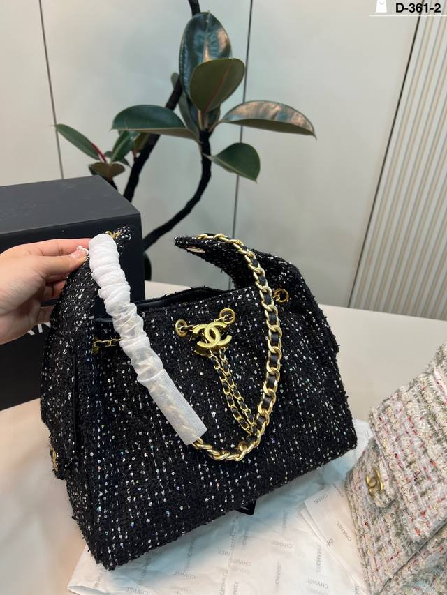 D-363-2尺寸:26×20折叠盒飞机盒 香奈儿Chanel 25Bag Hobo毛呢抽绳包 25Bag毛呢颜色好好看啊！ 以为蓝色很美了，没想到黑色色更深我
