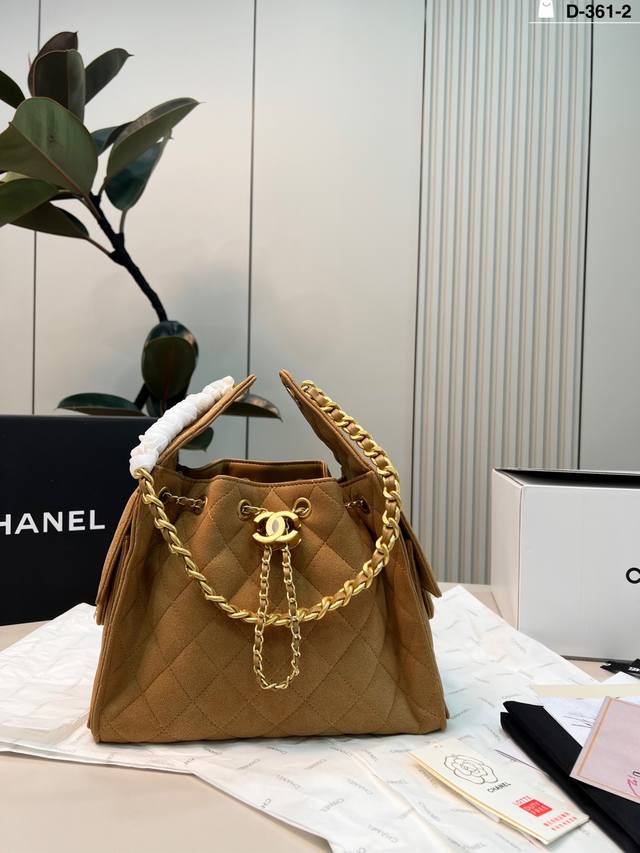 D-361-2尺寸26×20折叠盒飞机盒 Chanel 25C Hobo 麂皮版 Jennie的叛逆优雅美学，香奈儿再次引领时尚风潮，推出全新25手袋