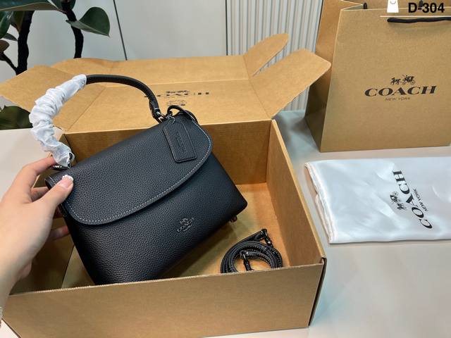 D-304尺寸23×16飞机盒 Coach蔻驰Emory 一背就爱上的质感 颜值与质感双在线 不管是穿简约的白衬衫+黑裙，还是休闲的卫衣牛仔裤，都能瞬间提升穿搭