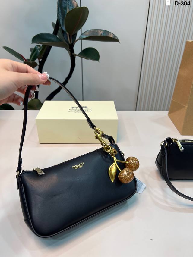 大 配挂件的 D-304尺寸:18×10 22×12折叠盒 Coach 经典麻将包 蔻驰麻将包真的越看好看 这个大小对我来说可以满足日常带的东西口红钥匙 手机