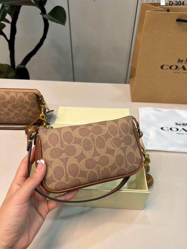 小 配挂件的 D-304尺寸:18×10 22×12折叠盒 Coach 经典麻将包 蔻驰麻将包真的越看好看 这个大小对我来说可以满足日常带的东西口红钥匙 手机