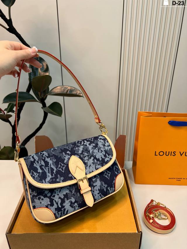 D-23尺寸:25×12折叠盒 Lv 丹宁牛仔法棍包 充满慵懒法式复古风情的法棍包，方方正正的长方包型，采用上窄下宽的梯形设计不只更贴身，而且容纳力十足。