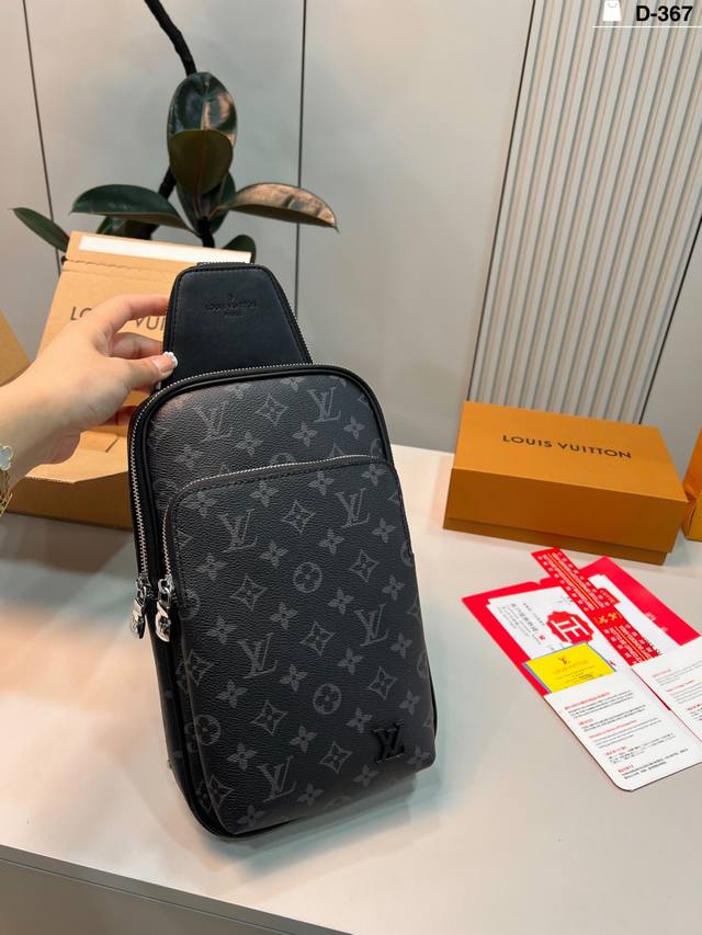 芯片版本 D-367尺寸17×30配盒 Lv路易威登胸包 永恒不过时的标志性产品 今年Lv最爱的款式 实用性非常高 完全不用担心穿搭