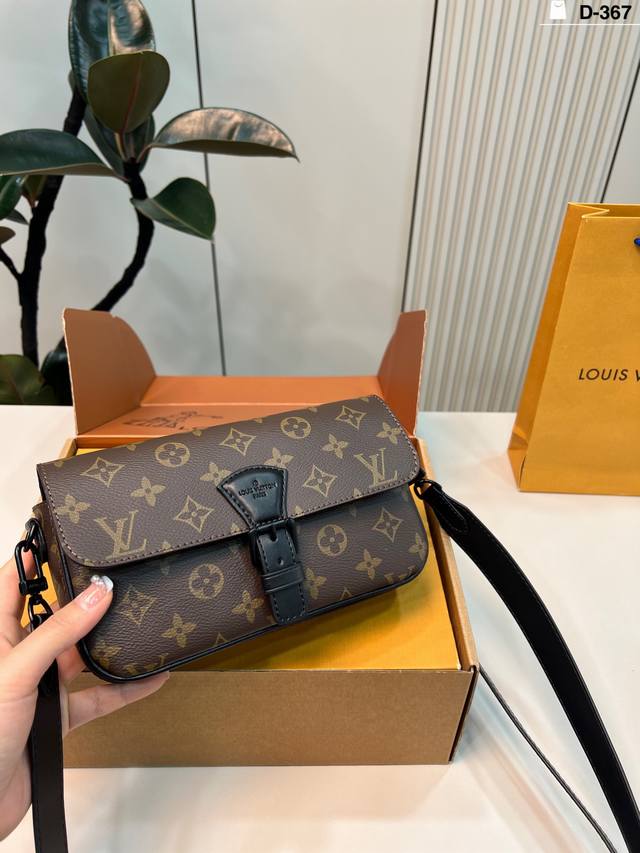 芯片版本 D-367尺寸20×10折叠盒飞机盒 Lvmonsuri斜挎邮差包系列男款小挎包 方长方长的包型有点法棍的味道 整体 All-Black设计真的太酷啦