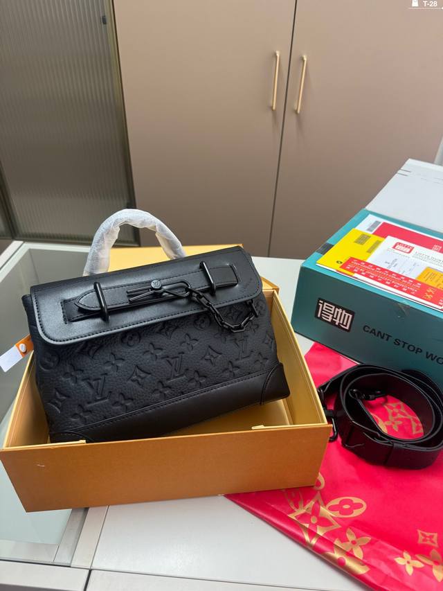 Lv男士邮差包 牛皮 Steamer邮差包 结构和辅料都时尚青春化， 包包的大小尺码刚刚好， 手感很软！但是很型哦！ 搜索Lv 男士邮差包 T-28尺寸25.8