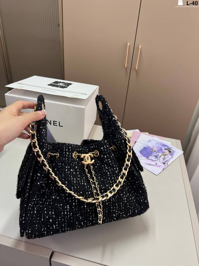 L-40尺寸：26×19折叠盒飞机盒 香奈儿Chanel25A 毛呢亮片抽绳水桶Hobo包黑色粗花呢移动星空的感觉Chanel粗花呢星空亮片25Bag满满千金即