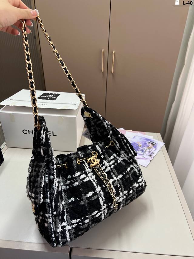 L-40尺寸:26×19折叠盒飞机盒 香奈儿Chanel25A 毛呢亮片抽绳水桶Hobo包黑色粗花呢移动星空的感觉Chanel粗花呢星空亮片25Bag满满千金即