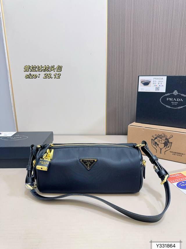 配盒子 都给我吹爆prada 普拉达枕头包真的绝了！！超甜的酷飒风拉满上身效果超显气质 尺寸28.12
