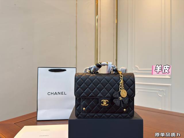 飞机盒折叠盒 Chanel25A手工坊超乖双肩包 香奈儿25A的双肩 背上超乖的！ 荔枝皮超耐用 手柄搭配链条 手拎挎着都可以！ 尺寸:24.18Cm