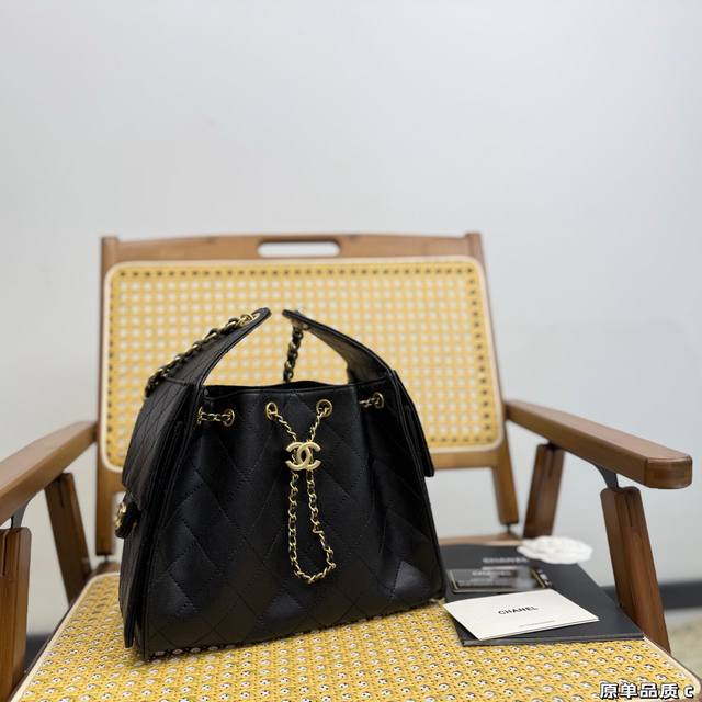 折叠盒 Chanel 25Bag 小号真绝绝子 今年香奈儿25S系列简直美爆... 这只Hobo是个小号尺寸个人觉得比较日常 鱼子酱的质感颗粒没这么重反而很细腻