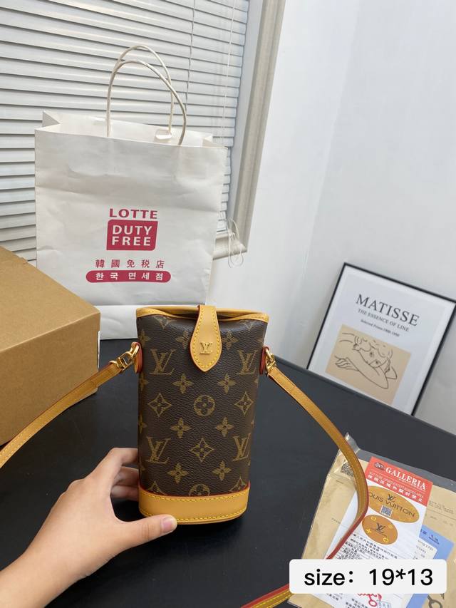 配折叠飞机盒 尺寸19*13 Lv薯条包 手机包 芯片版本 被种草这款Lv的薯条包 酷甜风 又很优雅设计感十足 6181