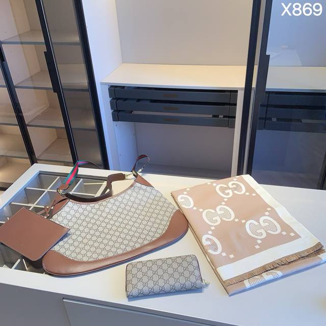 组合上新 全新系列组合X869 Gucci腋下包+G围巾+G家钱包 尺寸 旅行袋：46*29*21 钱包：20*10 产品介绍 Gucci专柜新款组合G家新款H