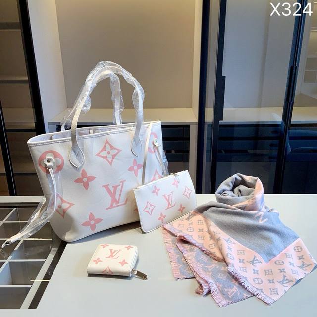 组合上新 全新系列组合X324 Lv购物袋+Lv围巾+Lv钱包 尺寸 购物袋：33*29*17 钱包：11*10 产品介绍 Lv新款草莓牛奶印花系列4件套组合L