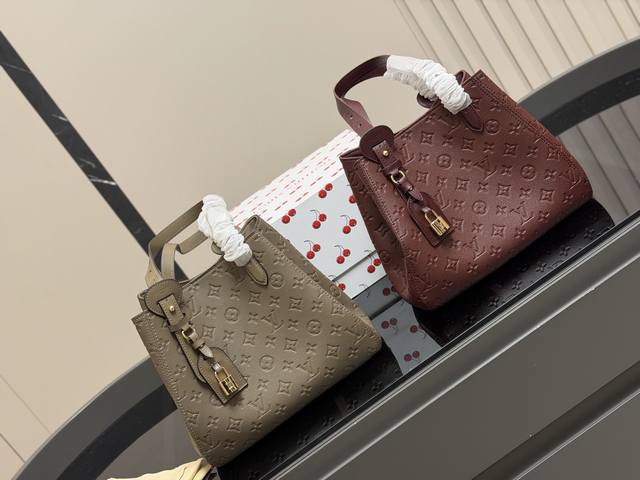 配盒 Lv All In One 才知道什么叫“美貌与实力并存的奢包卷王” 经典Monogram压纹皮质感拉满， 这个也太高级了吧！ 尺寸:28.24Cm