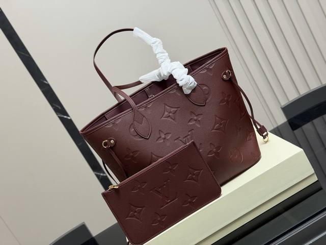 配盒 Size： 32底*28高Cm Lv Neverfull 中号购物袋！ 骨灰级产物！ 经典到无可复制！ 有质感！有味道！