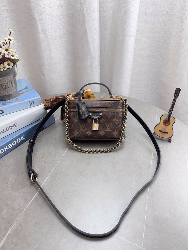 配折叠飞机礼盒 “Lv Vanity 系列” Lv新款走秀款箱子包 Lv小箱子 近几年Lv的脑洞真的是越开越大，20Ss春夏新款 设计独特而经典 方正小巧的独特