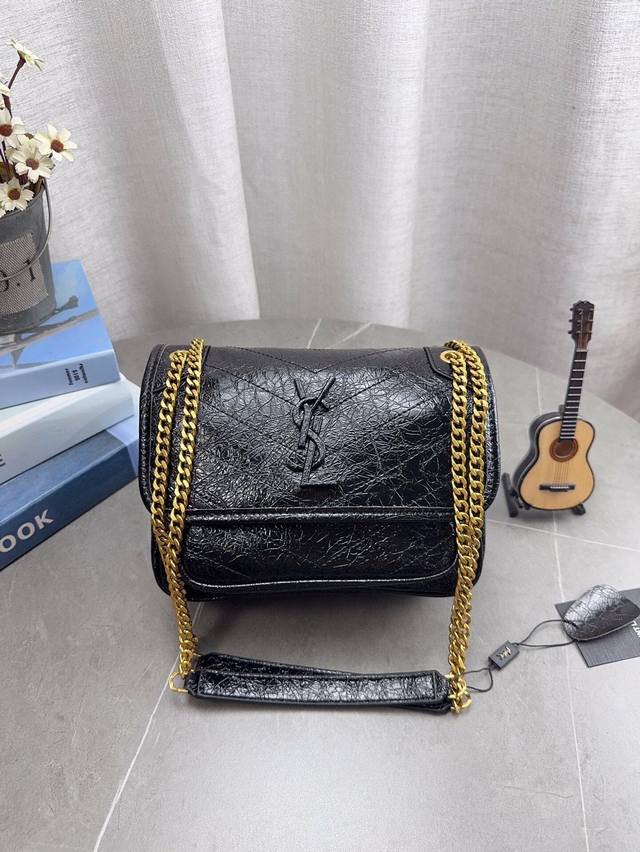 折叠飞机礼盒包装 高品质Ysl 圣罗兰 Niki 邮差链条包 容量超大 出去逛一天什么都可以放进去 流浪背法也很好看 黑色真的是跟各种颜色的衣服都很搭 之前一直