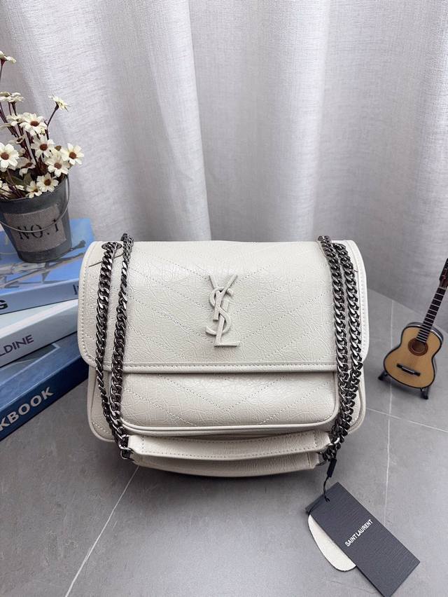 折叠飞机礼盒包装 高品质Ysl 圣罗兰 Niki 邮差链条包 容量超大 出去逛一天什么都可以放进去 流浪背法也很好看 黑色真的是跟各种颜色的衣服都很搭 之前一直