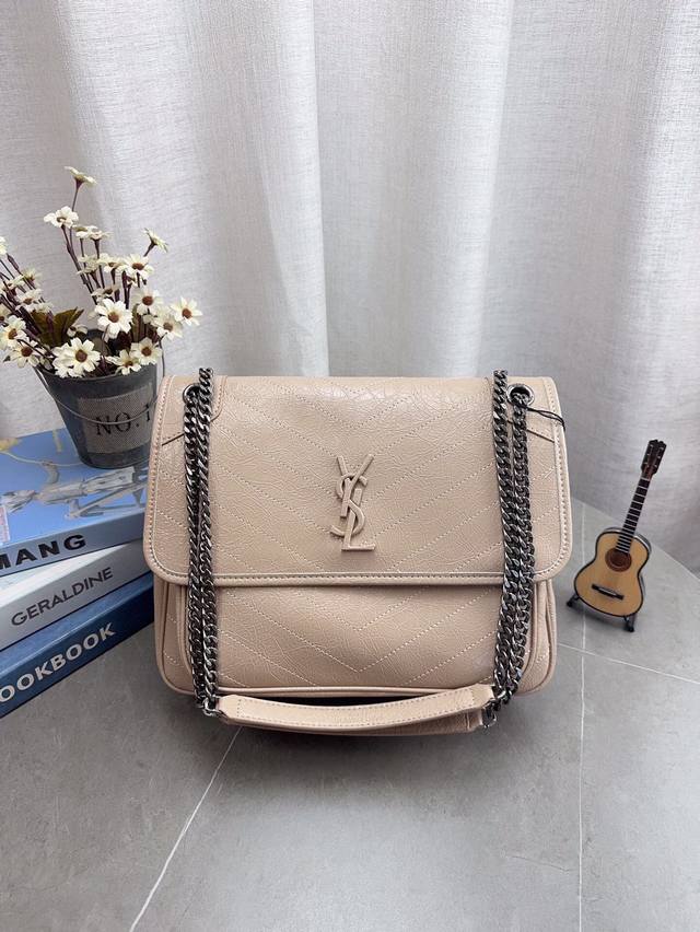 折叠飞机礼盒包装 高品质Ysl 圣罗兰 Niki 邮差链条包 容量超大 出去逛一天什么都可以放进去 流浪背法也很好看 黑色真的是跟各种颜色的衣服都很搭 之前一直