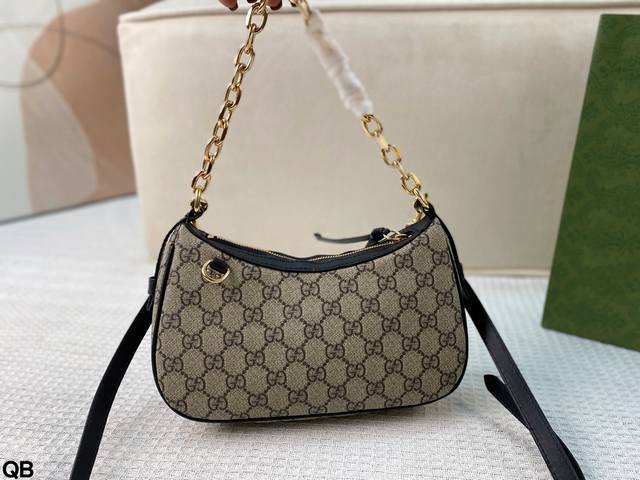 全套包装 一只有“松弛感”的包到底多好背 说到时髦又实用的包 绝对少不了它Gucci Emblem腋下包 复古双G花纹搭配金属链条 什么风格都能轻松融入 背出不