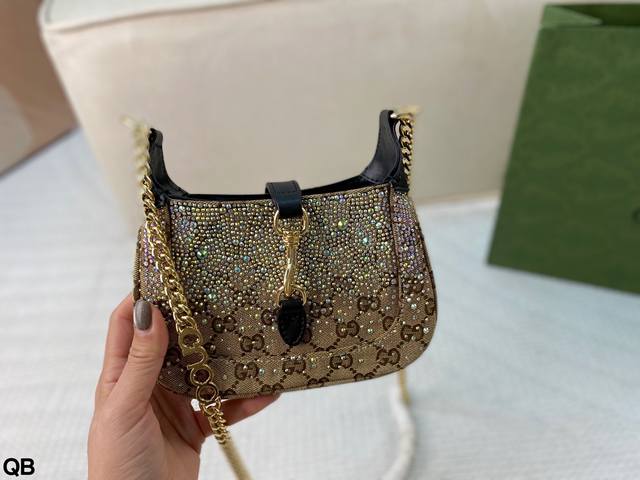 全套包装 Gucci Jackie系列迷你手袋 作为腋下包的鼻祖，通身设计都充满了摩登复古味 无数明星、时尚博主都在为它打 Call，背上身，简直是将时髦盛放与