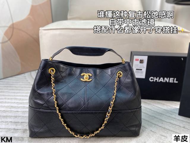 折叠盒 Chanel 25A高级手工坊黑金全皮Hobo 好喜欢大包包带来的松弛感 偏中性一些 很酷～毕竟是全皮的 背起来很有腔调的一款！尺寸：底34*宽11*高