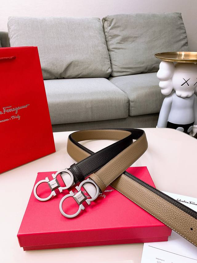 礼物原单货 [飞吻]菲拉格慕 双面男士腰带礼盒装皮带， 双面头层牛皮，一面黑色一面卡其色双面都可以用， 时髦的双面皮带采用双色设计，柔软的牛皮经过手工处理，精致