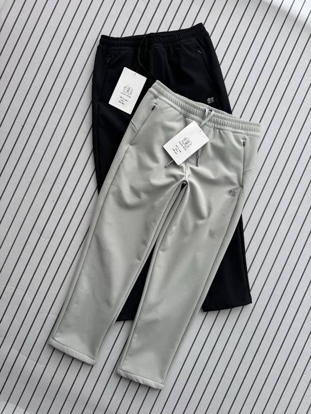 加绒 Kolon Sport可隆情侣针织修身运动休闲长裤 家人们，入秋了，还在为找一条舒适又实用的男裤发愁吗？那你可千万别错过这款可隆压胶口袋男裤，绝对是你的秋